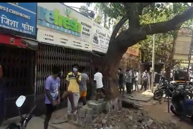 Peoples rush in wine shop ques in Chembur, Mumbai