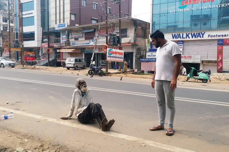 ETV bharat helped a person on road in dhanbad