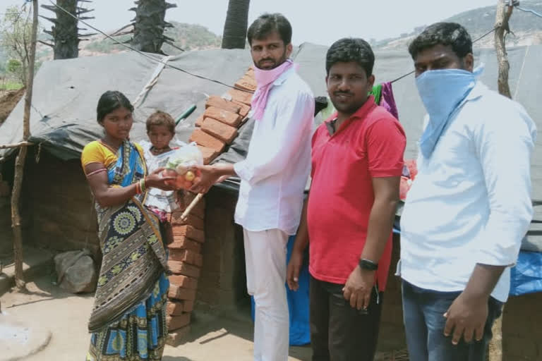 Groceries distributes to odisha migrants