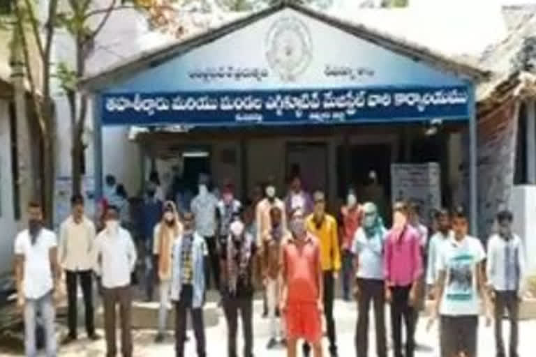 migrant labours dharnaa at madanapalle chittore district