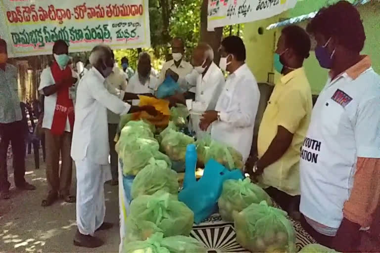 అజాద్ యూత్ ఆధ్వర్యంలో సరుకులు పంపిణీ