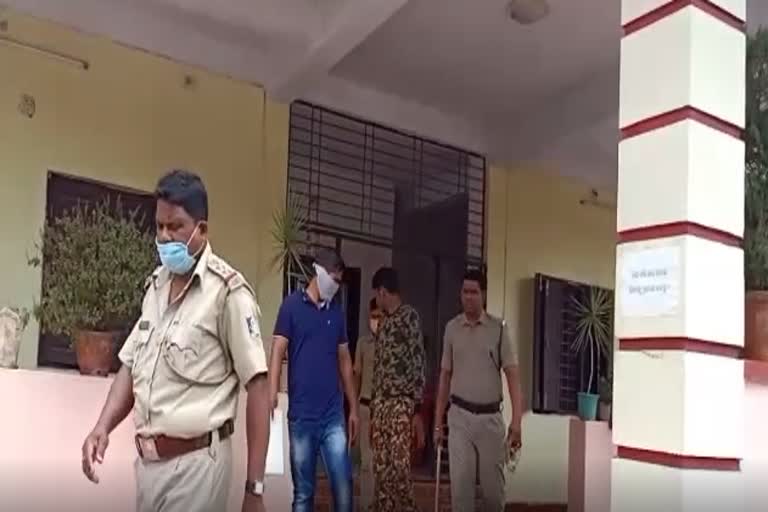 a drunken firefighter attack the people In front of the Ghasipura police station