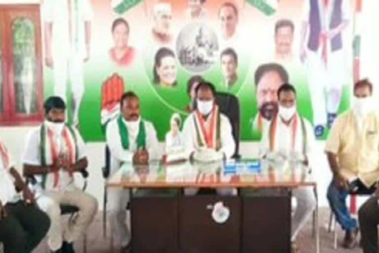 congress leaders protest in suryapet district