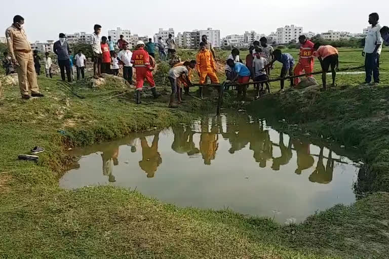 చిన్నారులను మింగేసిన చెరువు