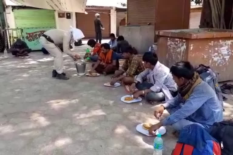 Food to be fed to hundreds of laborers going from Bhusawal to Allahabad in hoshangabad