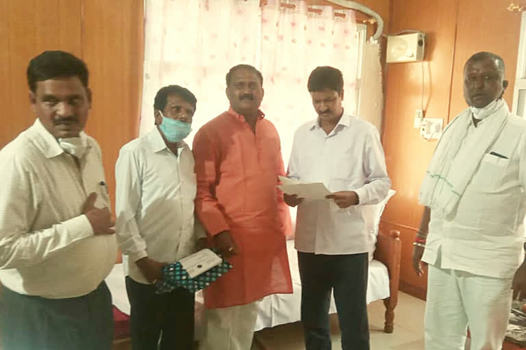 memorandum submit to irrigation minister ramesh jarkiholi