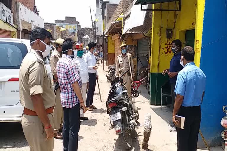 पुलिस के साथ दुकानदार.