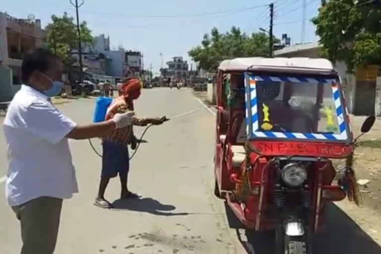 वाहनों को किया गया सैनिटाइज