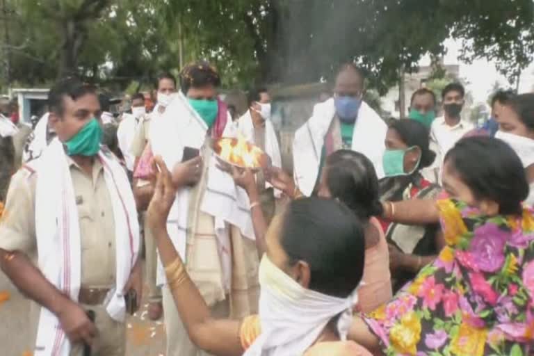 Parlakhemundi people showered flowers to police