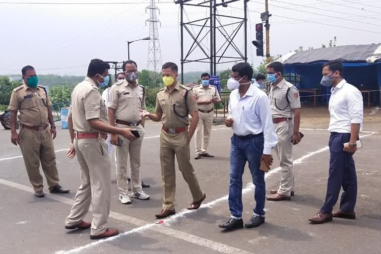 CP and DM of Paschim Bardhaman supervising the work on Jharkhand border