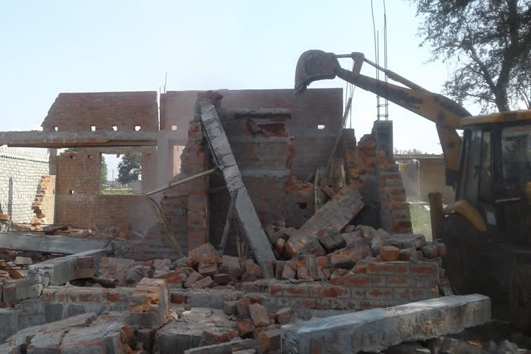 municipal-corporation-demolished-10-houses-built-on-government-land-in-ambikapur