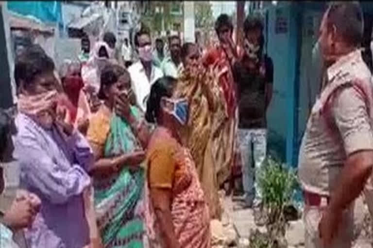 liquor store in Guntur  Andhra Pradesh  lockdown  alcohol consumption in Andhra  villagers protest opening of liquor store in Guntur  opening of liquor store in Guntur  குண்டூரில் மதுகடை திறக்க கிராம மக்கள் எதிர்ப்பு  மதுகடை திறக்க கிராம மக்கள் எதிர்ப்பு  கரோனா பாதிப்பு, கோவிட்-19 பெருந்தொற்று, ஆந்திராவில் கரோனா பாதிப்பு