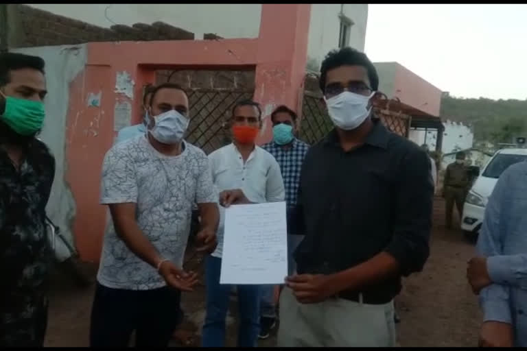 Traders of Narsinghgarh submitted memorandum to SDM