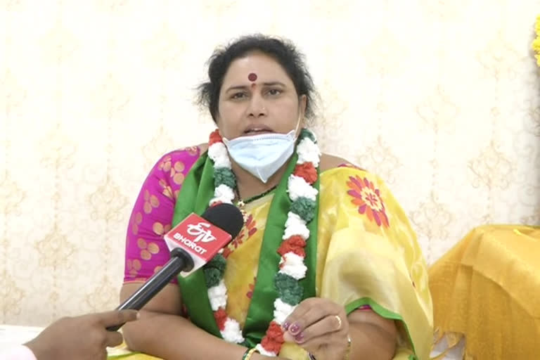 guntur-district-telugu-mahila-president-protest-in-gunutr