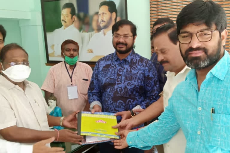 tuni chamber of commerce donate one crore rupees to cm relief fund