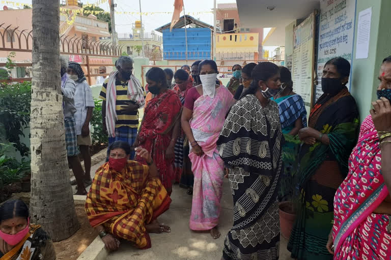 womens protest against alcohol at pavagada