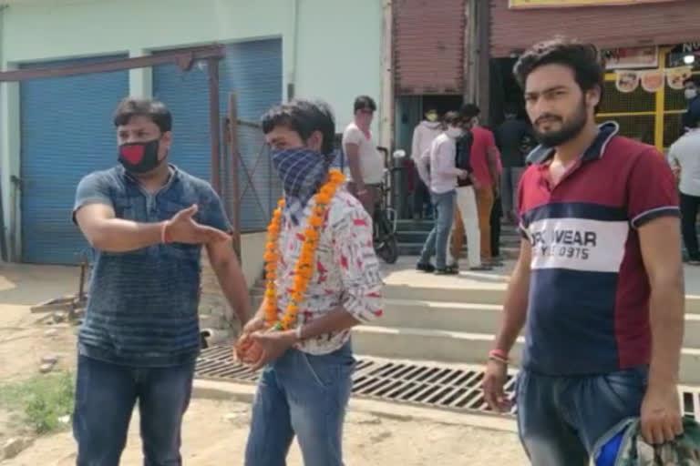 garlands given to liquor buyer