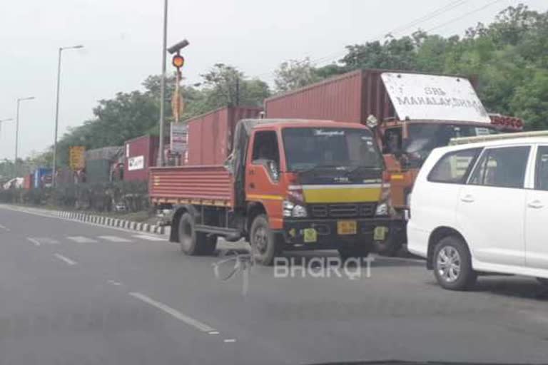 Border check posts witnesses heavy rush in TN - kerala border