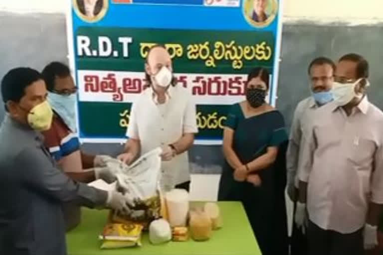 rdt organisations distribute one lakh masks at uravakonda ananthapuram district