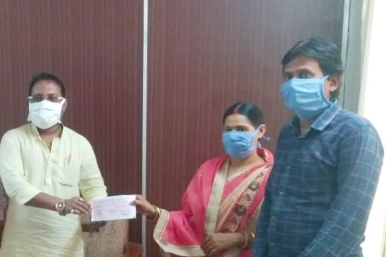 Ward councilor deposited 50 thousand in Chief Minister Relief Fund in durg