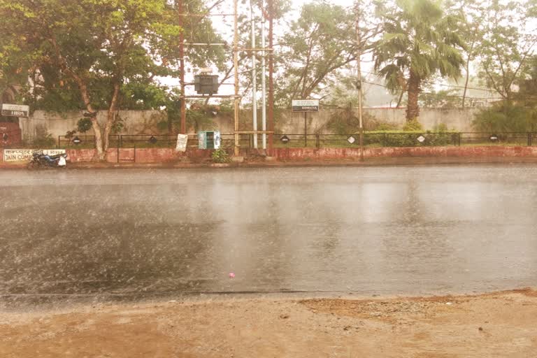 Heavy rain in raipur