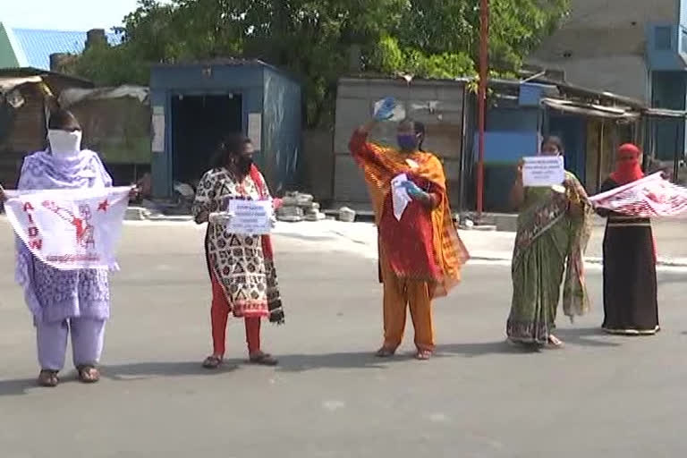 protest against to opening wine shops in kurnool district