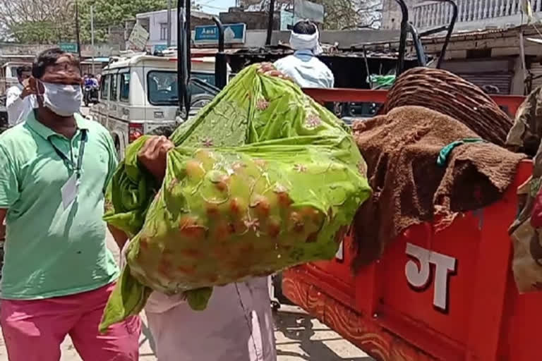 Administration seized materials of people selling fruits and vegetables on the streets