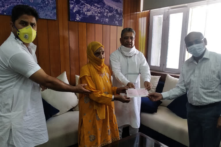 social worker kashu devi donates 1 lakhs 11 thousand rupees to pm relief fund