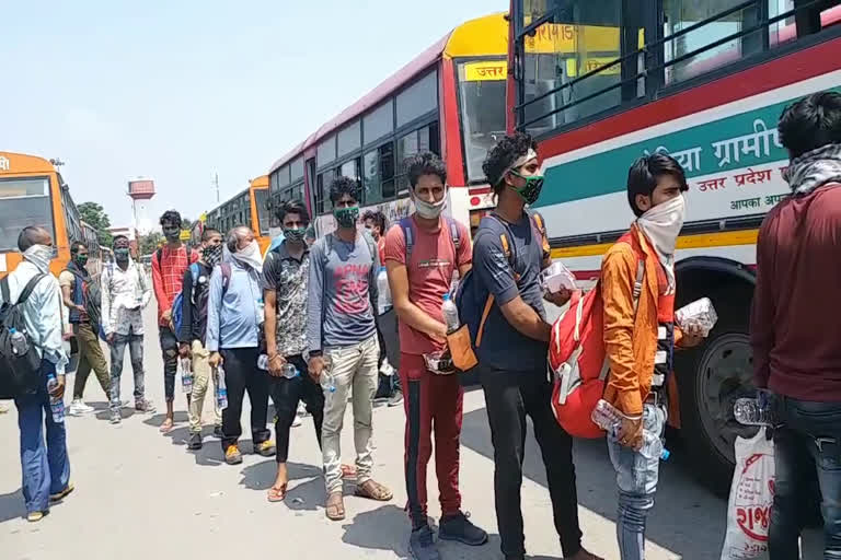 up migrant laborers arrive from gujarat