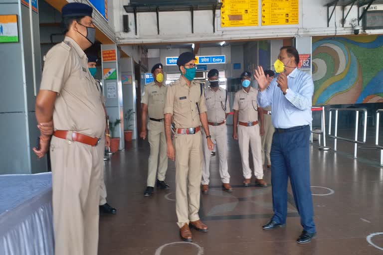 Omkar Singh Mandal inspected in tatanagar railway