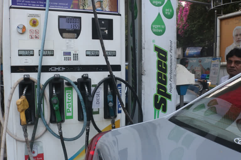 COVID-19 disruption may push Centre to further hike duty on petrol diesel hike duty on petrol diesel Centre to further hike duty on petrol diesel business news ന്യൂഡൽഹി പെട്രോളിന് 10 രൂപയും ഡീസലിന് 13 രൂപയും വർധിച്ചു കേന്ദ്രം മന്ത്രാലയം