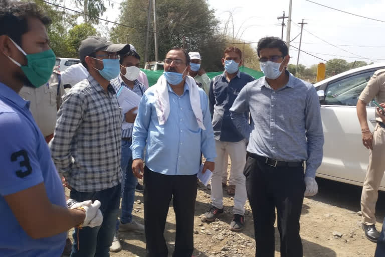 rajgarh collector inspect drinking water system in kunwar of rajgarh