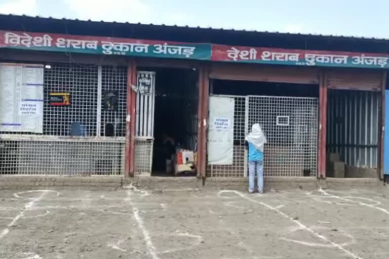 Liquor shops opened in barwani but very few customers reaches to the shop