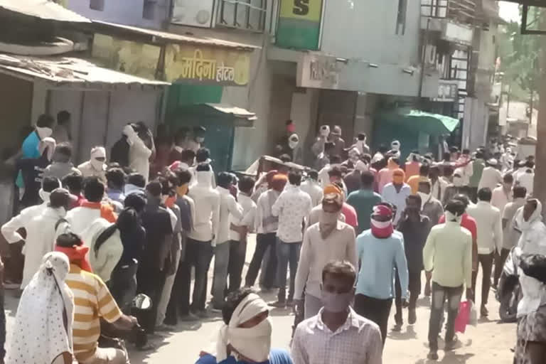 long queue for buying liquor in wani