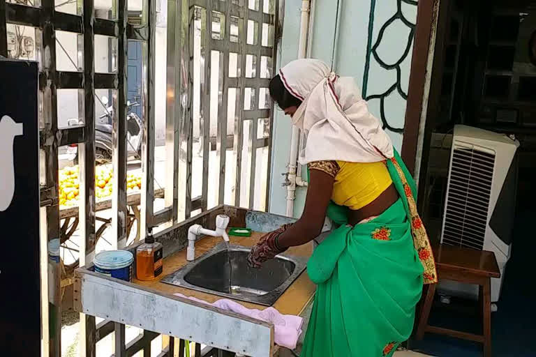 Wash basin set up by jwellers alok goyal for vegetable traders and common peoples in  mandla