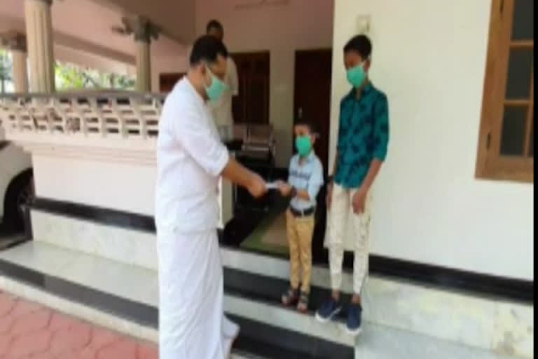 Children in Kerala dontes pocket money  cmdrf  coornvairus  கேரளாவில் சிறுவர்கள் முதலமைச்சர் நிவாரண நிதி  சைக்கிள் வாங்க வைத்திருந்த பணத்தை நிவாரண நிதியாக அளித்த சிறுவர்கள்  கேரளா, கரோனா பாதிப்பு, கோவிட்-19