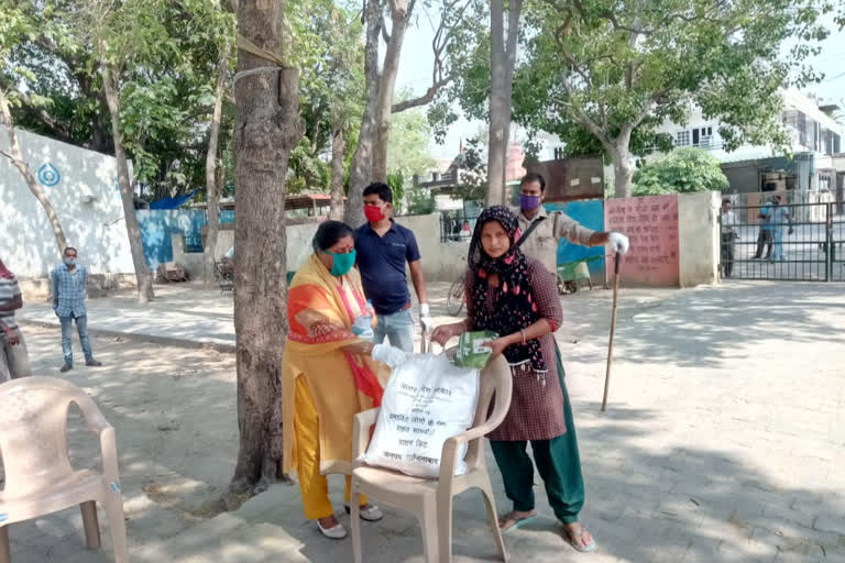 राशन बांटती महापौर.