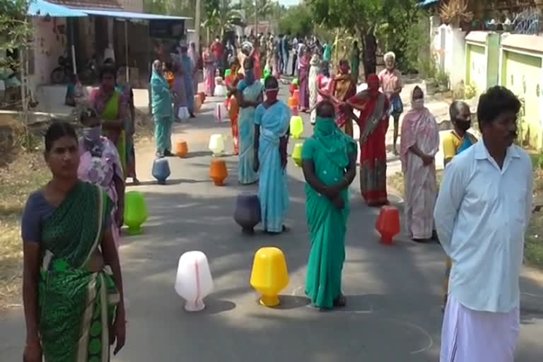 குடிநீர் வேண்டி சமூக இடைவெளி கடைபிடித்து காலி குடங்களுடன் பெண்கள் மறியல்