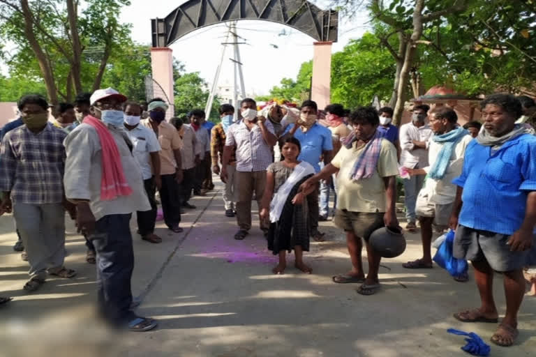 a girl conduct funeral rites to her father in guntur