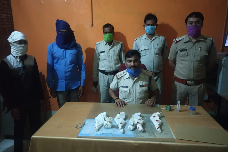 Two accused were arrested for selling illegal weapons in datia