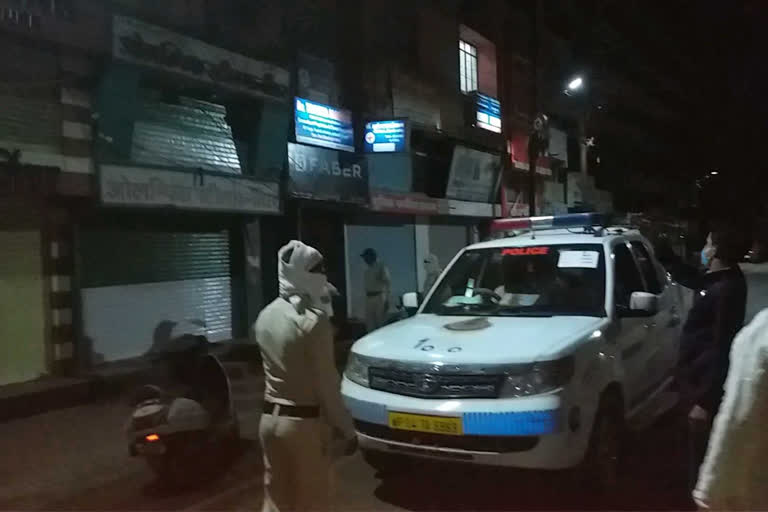 The thieves have stolen 20 shops located in the Containment Area in indore