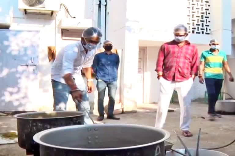 Tej Pratap fed chicken biryani to the poor in lockdown