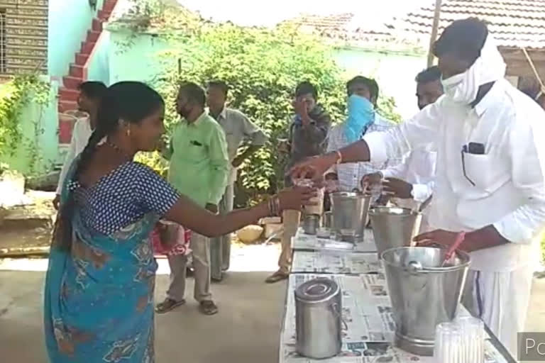 porridge-distribution-to-the-people-by-the-donar-in-potaram-village-siddipeta