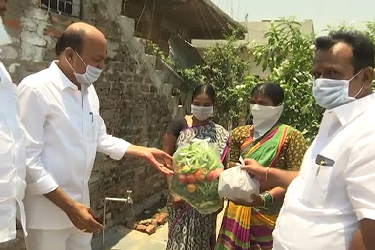 vegetables distribution by the guntapalli sarpanch in siddipeta