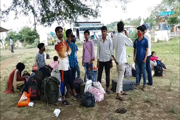 labourers-reach-dindori-from-gujarat-hired-bus