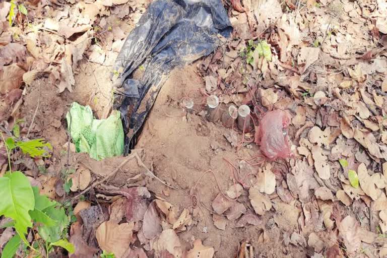 Latehar police, bomb recovered from Latehar, naxalite bomb recovered, लातेहार पुलिस, लातेहार से बम बरामद, नक्सलियों का बम बरामद