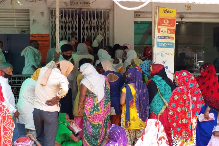 crowd-gathering-in-bank-out-side-in-jaunpur