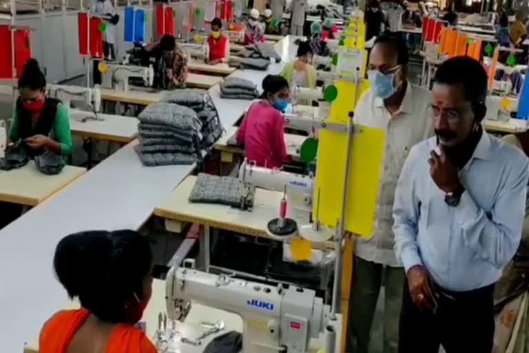 karur collector inspection in textile park  karur collector  கரூர் மாவட்ட ஆட்சியர்