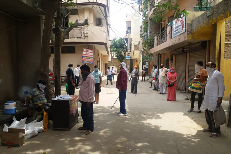 social distancing is being taken care of during ration distribution in delhi