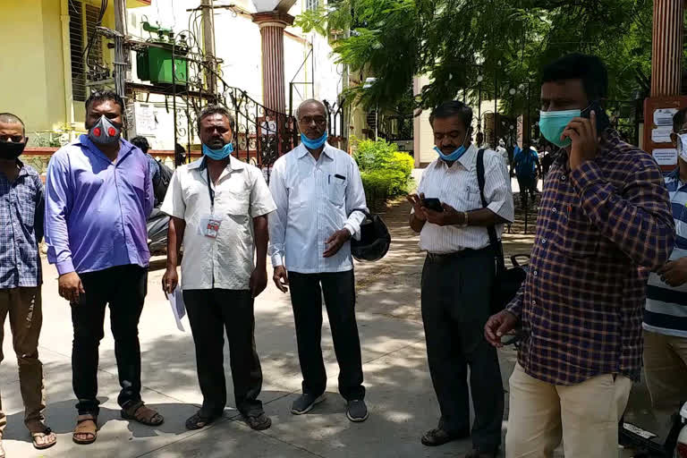 Photographers appealing to the Dharwad district collector for Subsidiary